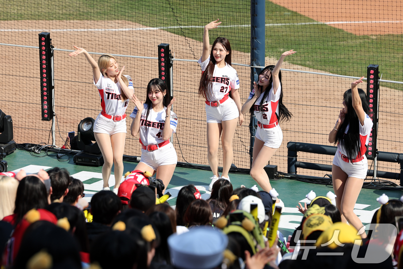 (광주=뉴스1) 이승현 기자 = 2025 신한 쏠 뱅크 KBO 리그 개막전 KIA 타이거즈와 NC 다이노스의 경기가 열리는 22일 광주 기아챔피언스필드에서 치어리더들이 공연을 선보 …