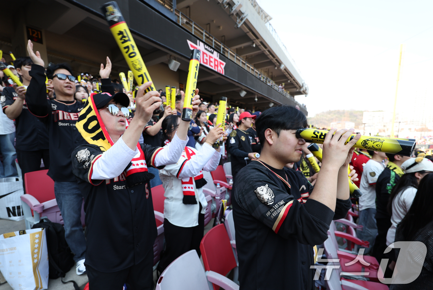 (광주=뉴스1) 이승현 기자 = 2025 신한 쏠 뱅크 KBO 리그 개막전 KIA 타이거즈와 NC 다이노스의 경기가 열리는 22일 광주 기아챔피언스필드에서 KIA 팬들이 응원을 하 …