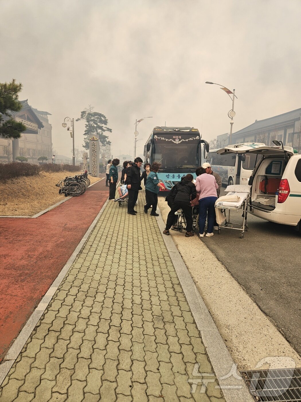 본문 이미지 - 경북 의성군 일대 야산에서 22일 동시다발적인 산불이 발생해 주민 대피령이 내려졌다. 사진은 대피하는 주민 모습. (경북소방본부 제공. 재판매 및 DB 금지) 2025.3.22/뉴스1