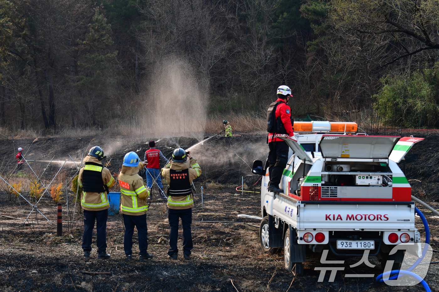 (포항=뉴스1) 최창호 기자 = 22일 오후 2시59분쯤 경북 포항시 북구 흥해읍 곡강리 산림과 인접한 곳에서 불이 나 신고를 받고 출동한 포항시와 소방당국이 산불진화헬기와 장비 …