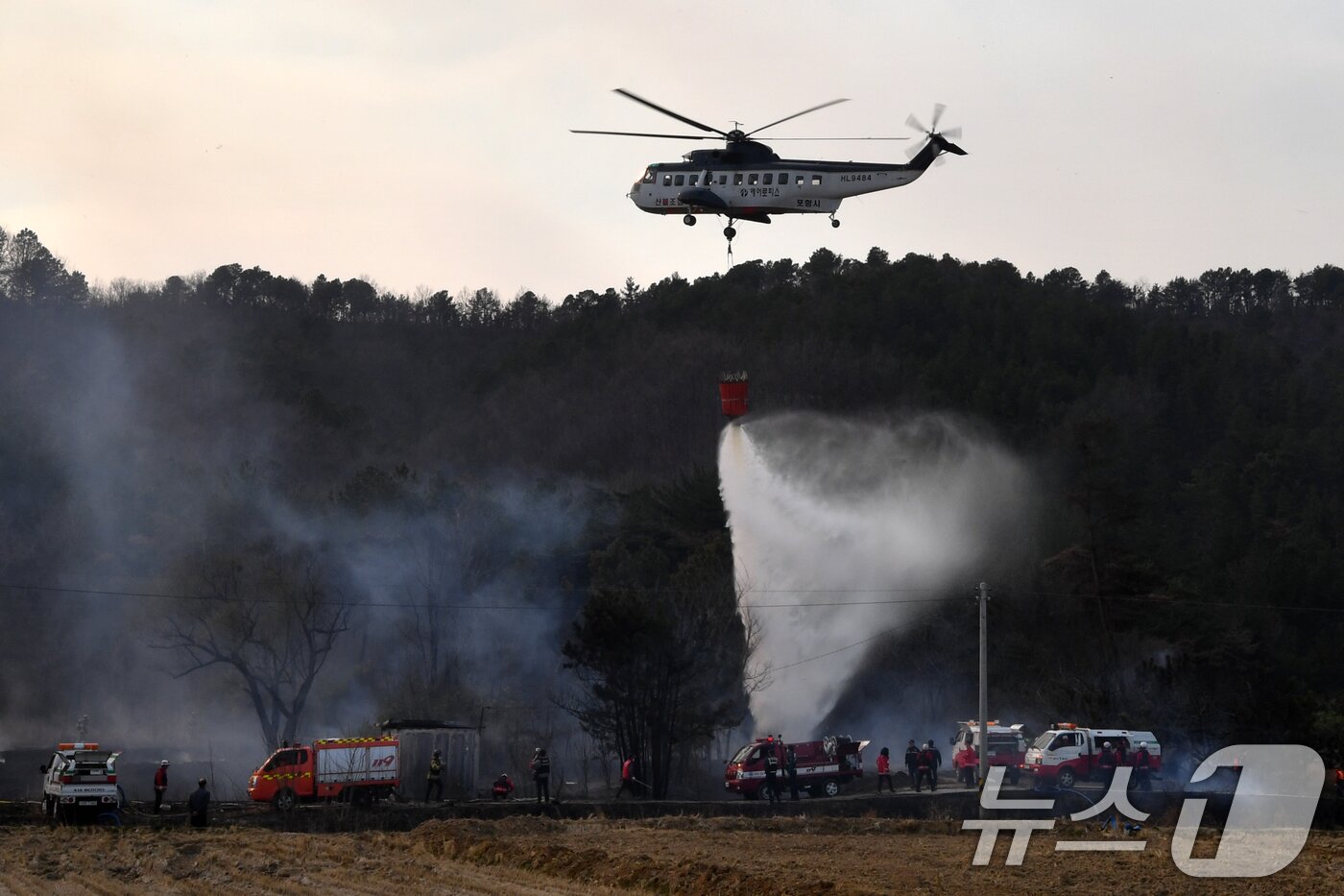 본문 이미지 - 경북 포항시가 임대한 산불진화헬기 현장 활동 모습,&#40;뉴스1 자료, 재판매 및 DB금자&#41;ⓒ News1 최창호 기자