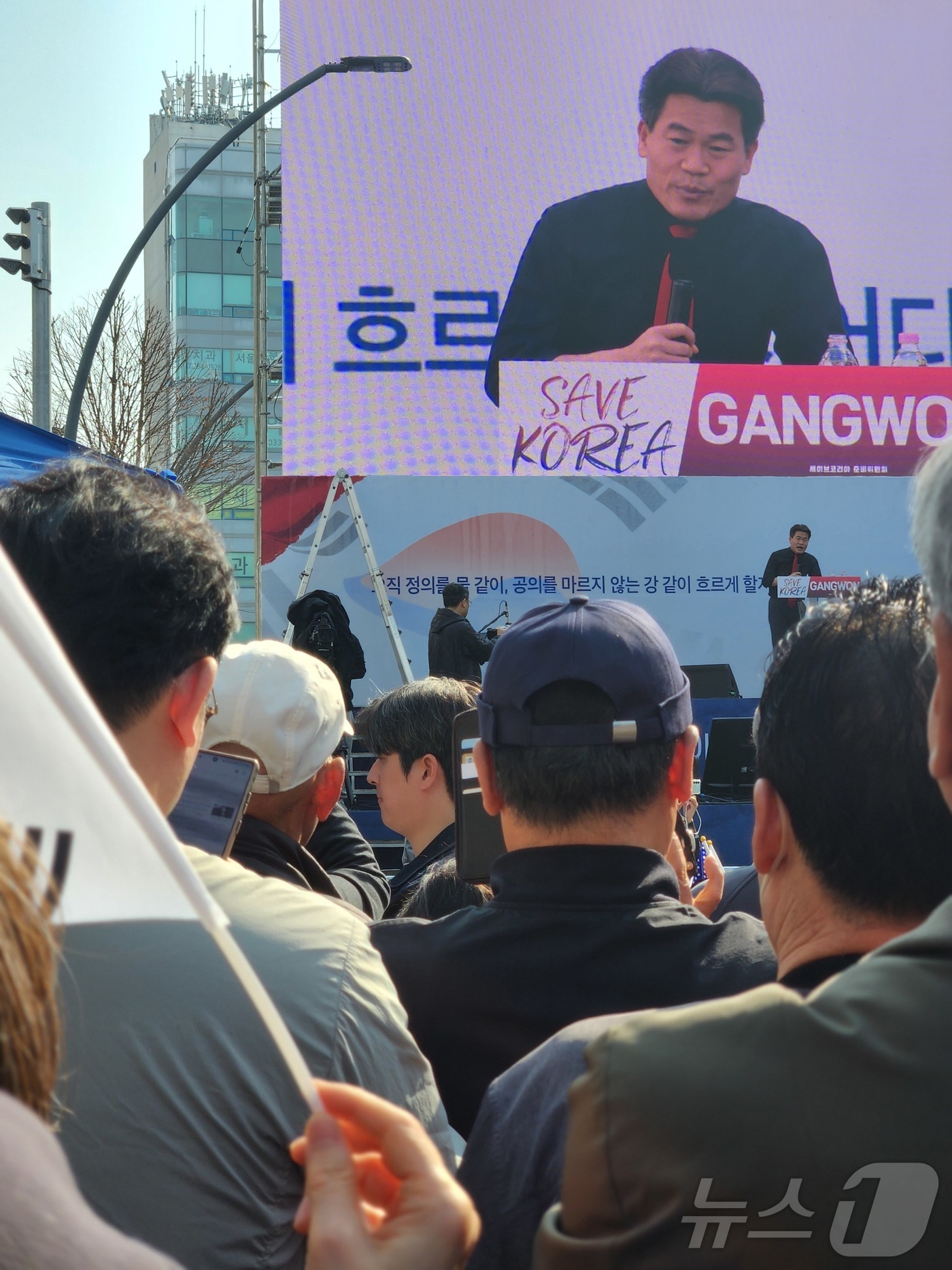 (춘천=뉴스1) 이종재 기자 = 22일 춘천 강원도청 앞 중앙로터리에서 보수 개신교계 단체인 세이브코리아가 가진 윤석열 탄핵 반대 집회에서 전한길 한국사 강사가 발언하고 있다. 2 …