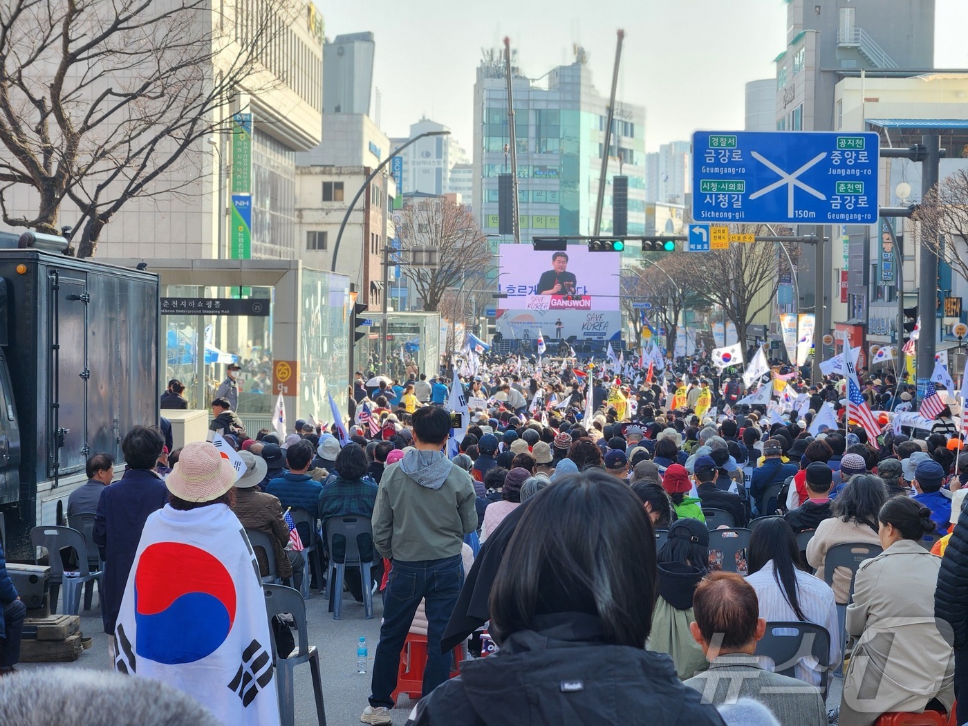 (춘천=뉴스1) 이종재 기자 = 22일 춘천 강원도청 앞 중앙로터리에서 세이브코리아가 주최한 윤석열 탄핵 반대 집회에서 전한길 한국사 강사가 발언하고 있다. 2025.3.22./뉴 …