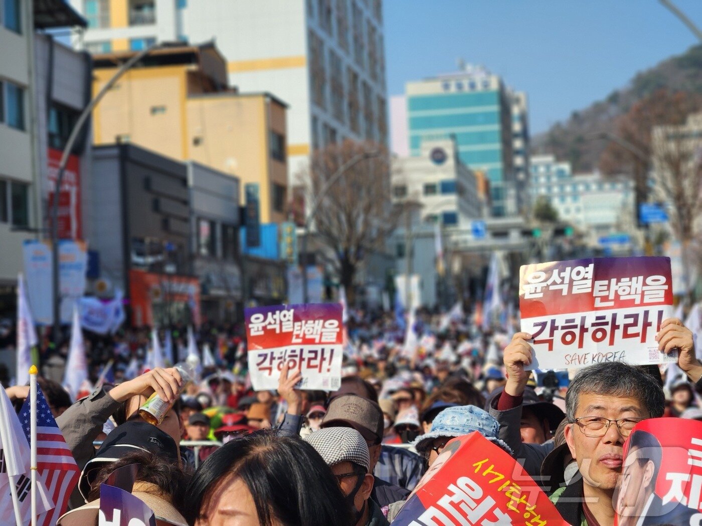 본문 이미지 - 22일 춘천 강원도청 앞 중앙로터리에서 대규모 탄핵 반대 집회가 열렸다. 이날 집회에는 경찰 추산 2000여명이 참가해 탄핵 반대 목소리를 외쳤다. 2025.3.22/뉴스1
