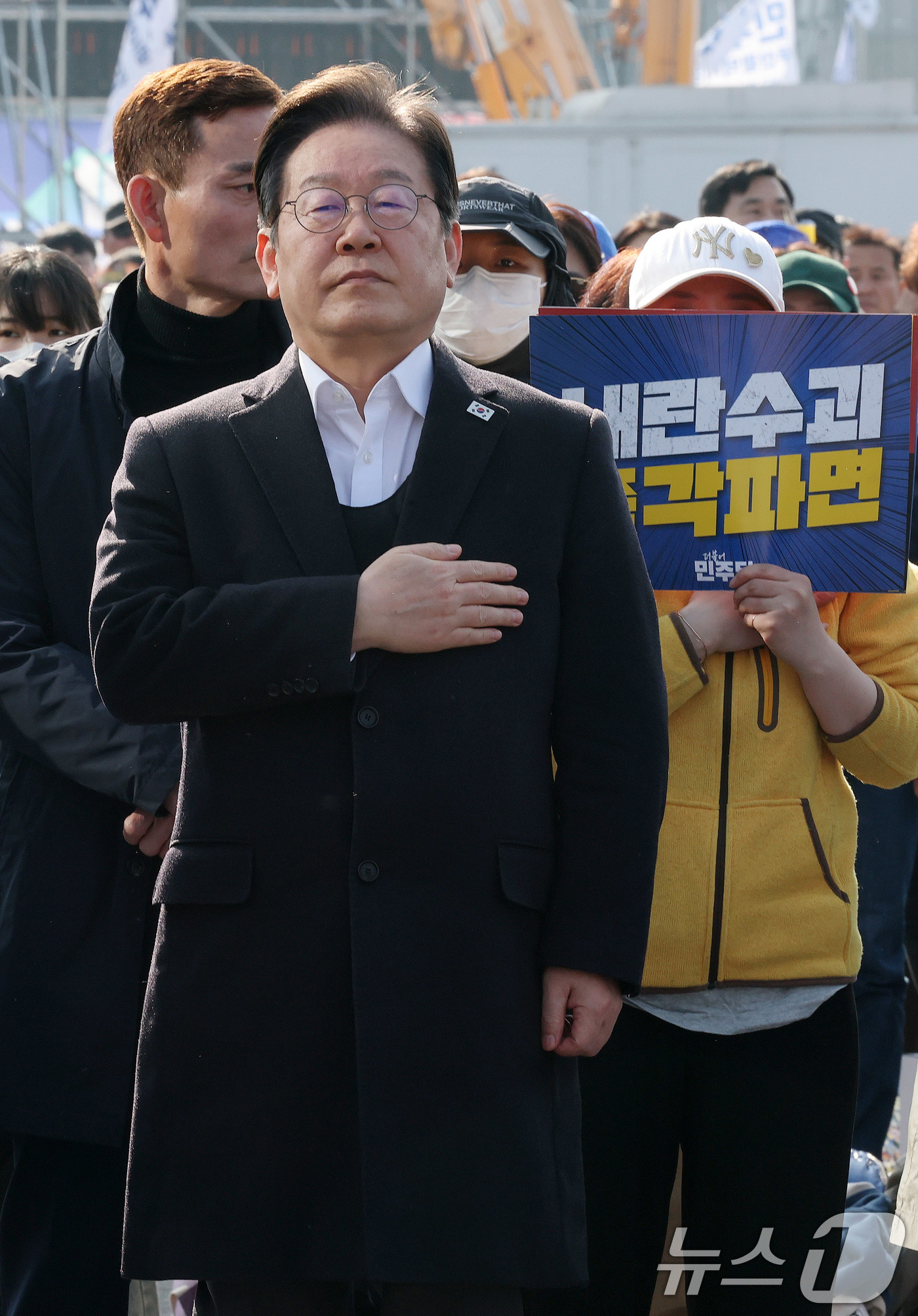 (서울=뉴스1) 박세연 기자 = 이재명 더불어민주당 대표가 22일 서울 광화문 앞에서 열린 야5당 공동 비상시국 대응을 위한 범국민대회에 참석해 국민의례를 하고 있다. 2025.3 …