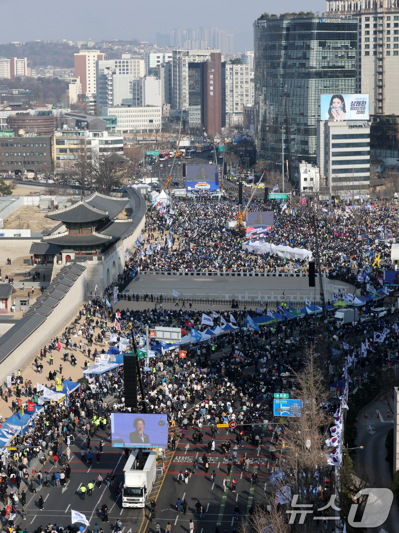 (서울=뉴스1) 박세연 기자 = 22일 서울 광화문 앞에서 열린 윤석열 대통령 탄핵과 즉각퇴진 촉구 집회에서 참석자들이 구호를 외치고 있다.  2025.3.22/뉴스1