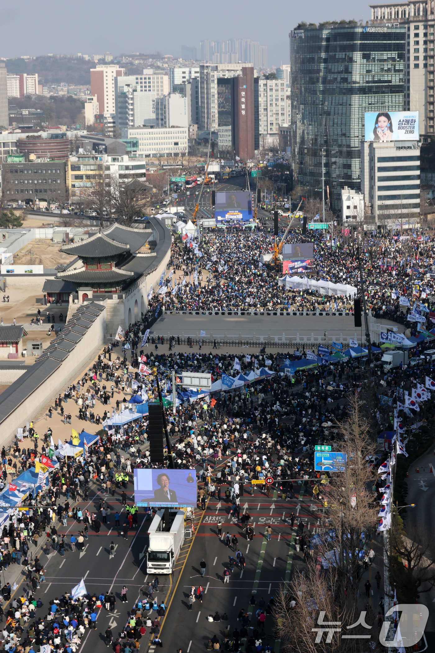 (서울=뉴스1) 박세연 기자 = 22일 서울 광화문 앞에서 열린 윤석열 대통령 탄핵과 즉각퇴진 촉구 집회에서 참석자들이 구호를 외치고 있다.  2025.3.22/뉴스1