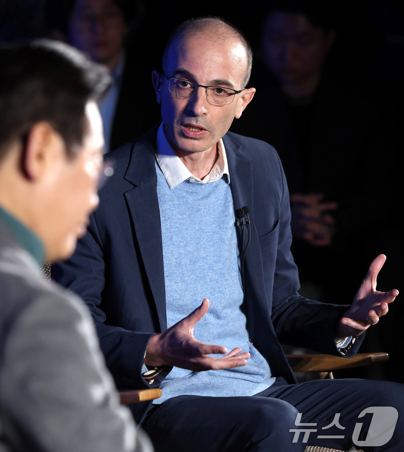 (서울=뉴스1) 국회사진취재단 = 인문학 베스트셀러 '사피엔스'의 작가 유발 하라리가 22일 오후 서울 여의도 국회 사랑재에서 이재명 더불어민주당 대표와 AI를 주제로 대담을 하고 …