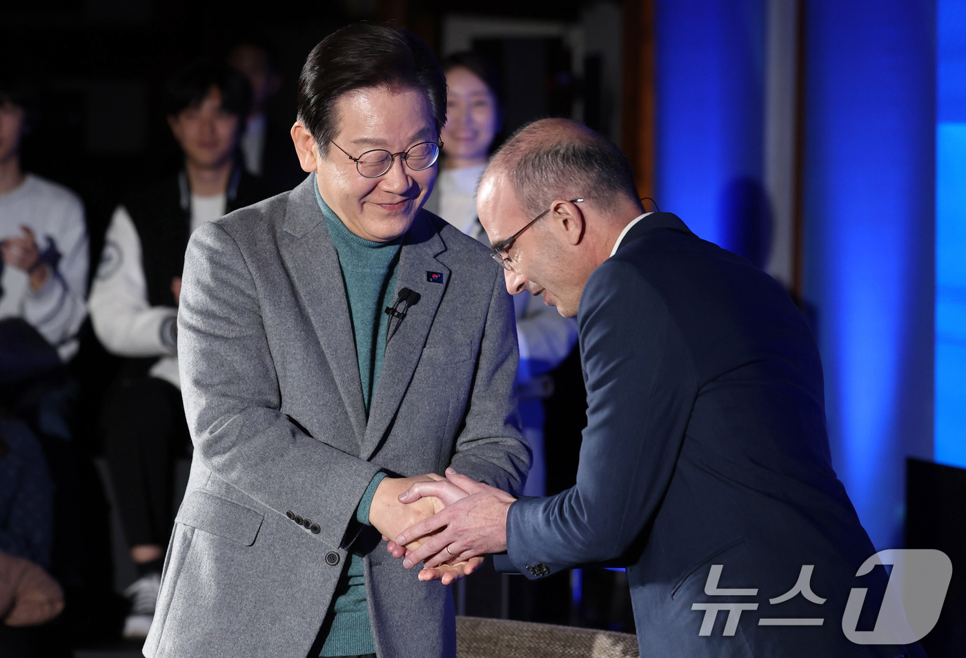 (서울=뉴스1) 국회사진취재단 = 이재명 더불어민주당 대표가 22일 오후 서울 여의도 국회 사랑재에서 인문학 베스트셀러 '사피엔스'의 작가 유발 하라리와 대담에 앞서 인사를 하고 …