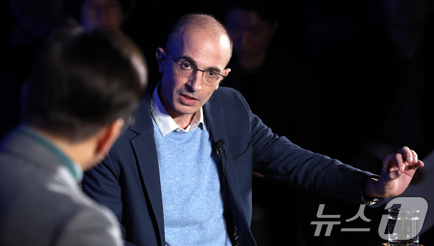 (서울=뉴스1) 국회사진취재단 = 인문학 베스트셀러 '사피엔스'의 작가 유발 하라리가 22일 오후 서울 여의도 국회 사랑재에서 이재명 더불어민주당 대표와 AI를 주제로 대담을 하고 …