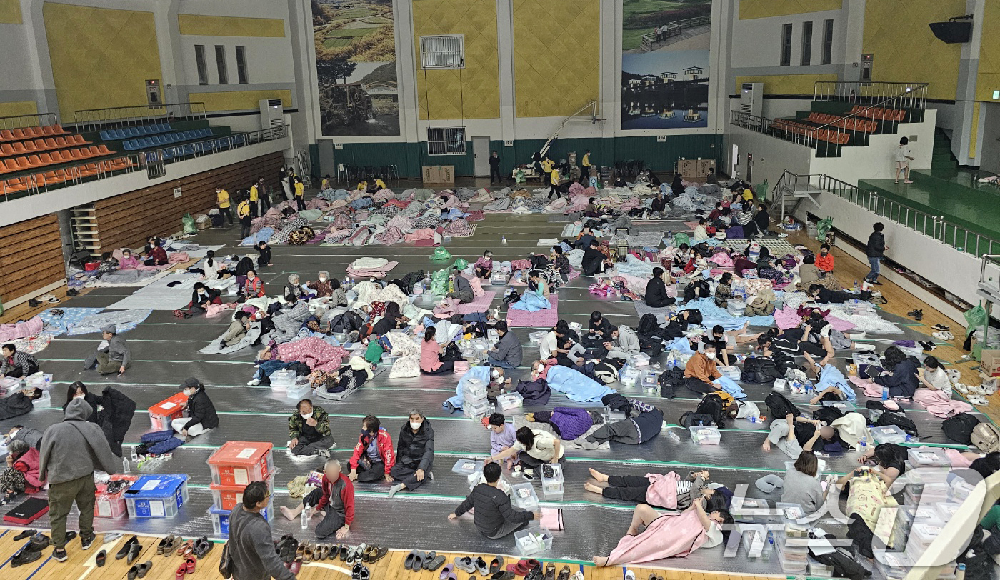 (의성=뉴스1) 신성훈 기자 = 22일 경북 의성군 안평면에서 발생한 산불로 주민 대피령이 내려진 가운데 의성군 군민체육관에 주민 130여명이 대피해 있다. 2025.3.22/뉴스 …