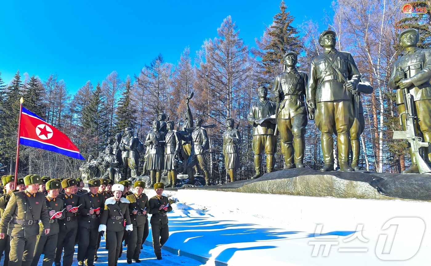 (평양 노동신문=뉴스1) = 북한 노동당 기관지 노동신문은 23일 삼지연대기념비를 조명하며 "항일혁명 선열들이 지녔던 숭고한 조국애를 가슴 깊이 새긴다"라고 보도했다. [국내에서만 …