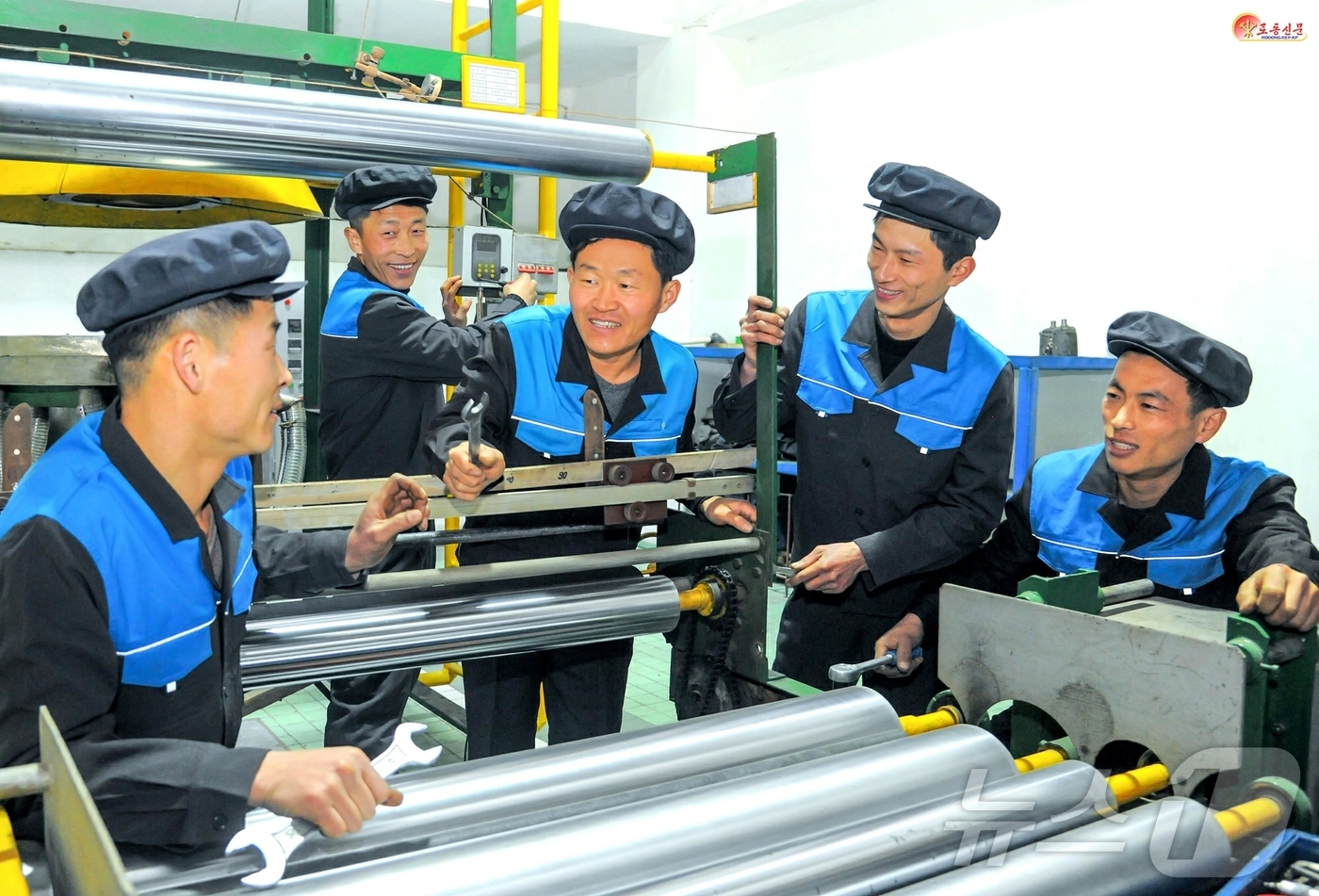 (평양 노동신문=뉴스1) = 북한 노동당 기관지 노동신문은 23일 강선비닐박막공장을 조명하면서 "격식없는 정치사업으로 대중을 이끌어 가고 있다"라고 보도했다. [국내에서만 사용가능 …