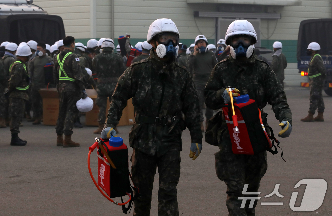 (산청=뉴스1) 윤일지 기자 = 경남 산청 대형 산불이 사흘째로 접어든 23일 오전 산청군 시천면에서 39사단 장병들이 산불 진화작업을 준비하고 있다. 2025.3.23/뉴스1