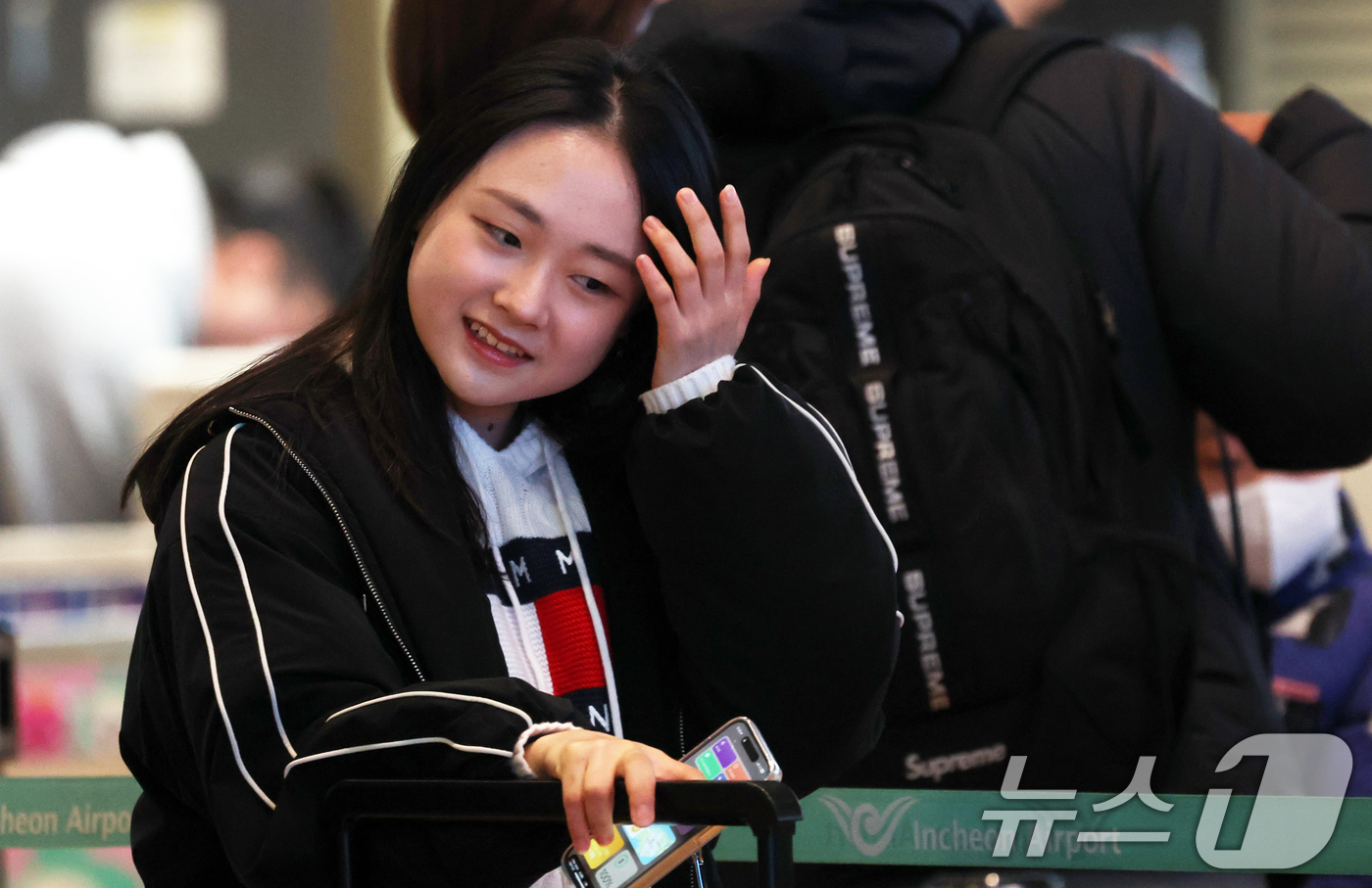 (인천=뉴스1) 김명섭 기자 = 김채연 대한민국 여자 싱글 피겨 스케이팅 국가대표가 23일 오전 인천국제공항에서  오는 25일(현지 시각) 미국 보스턴에서 개막하는 세계선수권 대회 …