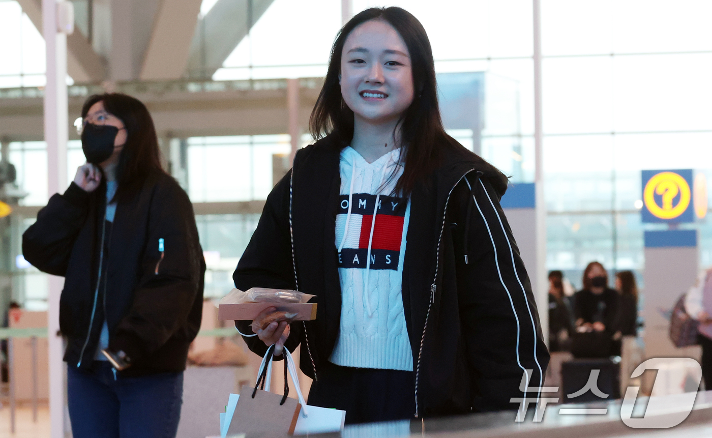 (인천=뉴스1) 김명섭 기자 = 김채연 대한민국 여자 싱글 피겨 스케이팅 국가대표가 23일 오전 인천국제공항에서  오는 25일(현지 시각) 미국 보스턴에서 개막하는 세계선수권 대회 …