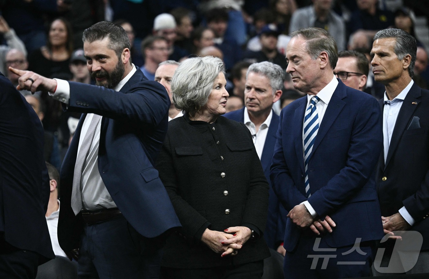 (필라델피아 AFP=뉴스1) 우동명 기자 = 수지 와일스 백악관 비서실장이 22일(현지시간) 펜실베니아주 필라델피아의 웰스 파고 센터에서 열린 NCAA 레슬링 챔피언십 경기를 참관 …