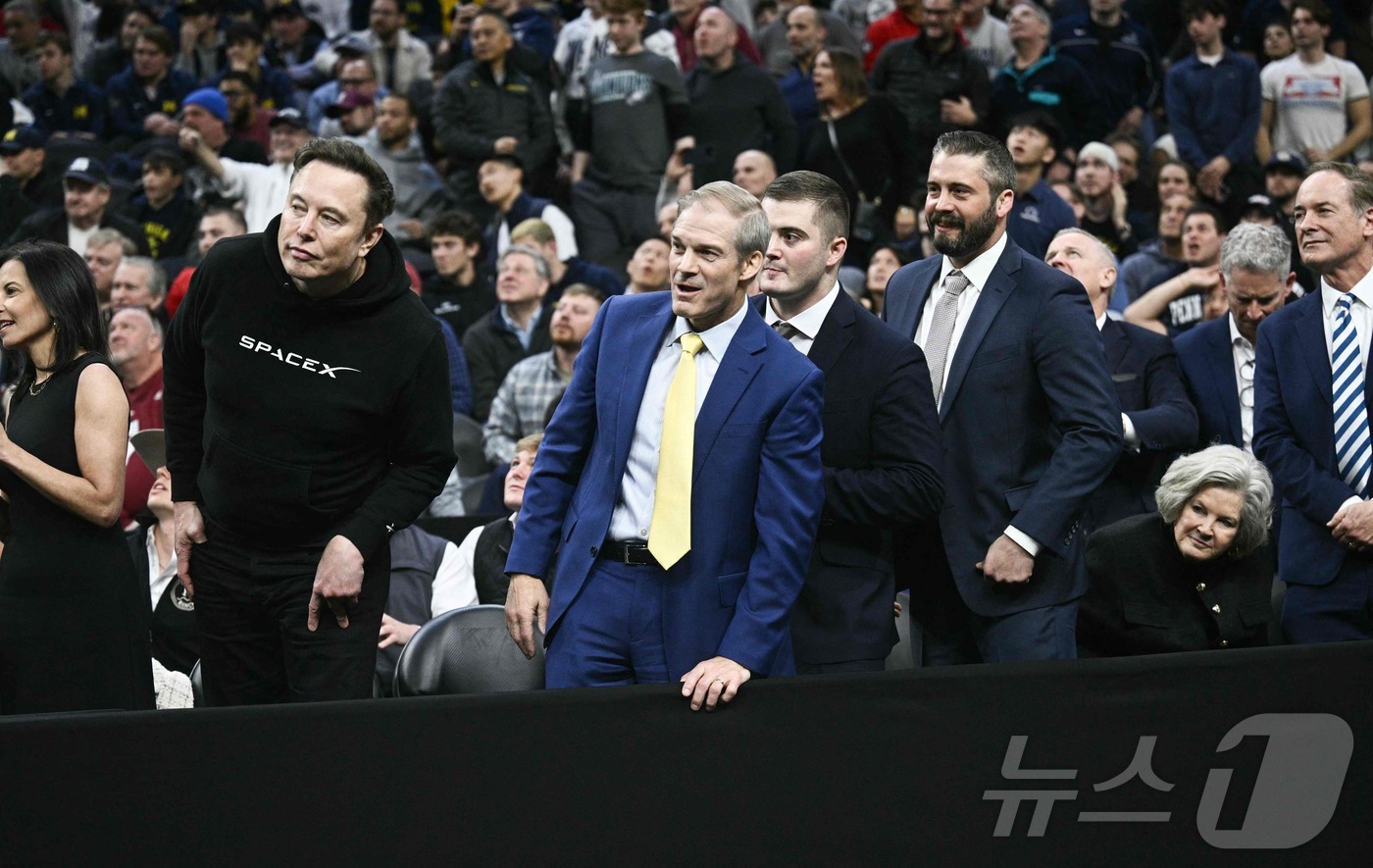 (필라델피아 AFP=뉴스1) 우동명 기자 = 일론 머스크 테슬라 CEO와 수지 와일스 백악관 비서실장이 22일(현지시간) 펜실베니아주 필라델피아의 웰스 파고 센터에서 열린 NCAA …