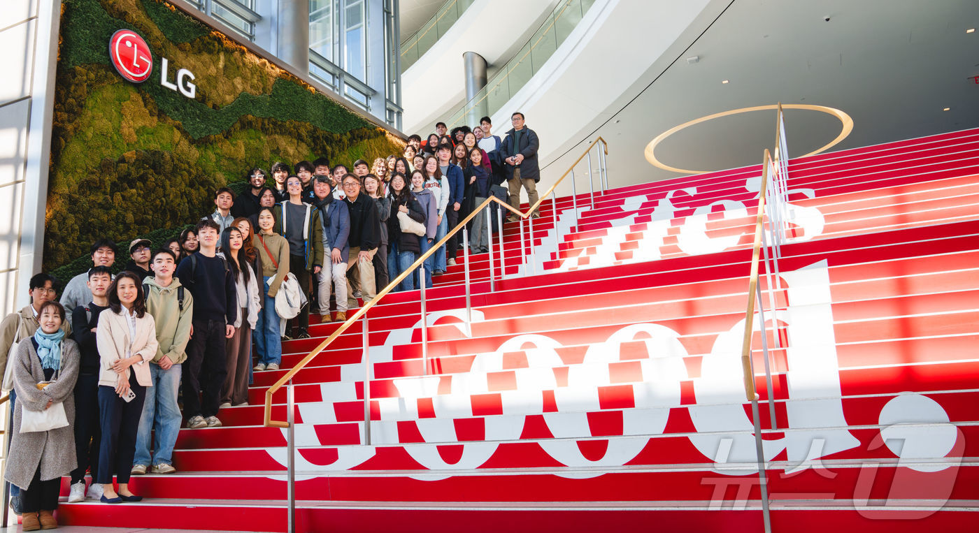 (서울=뉴스1) = LG전자가 지난 21일(현지시간) 북미법인 본사에 미국 프린스턴대 학생 50여 명을 초청해 'LG College Day'를 진행하고, LG전자의 혁신 기술을 소 …