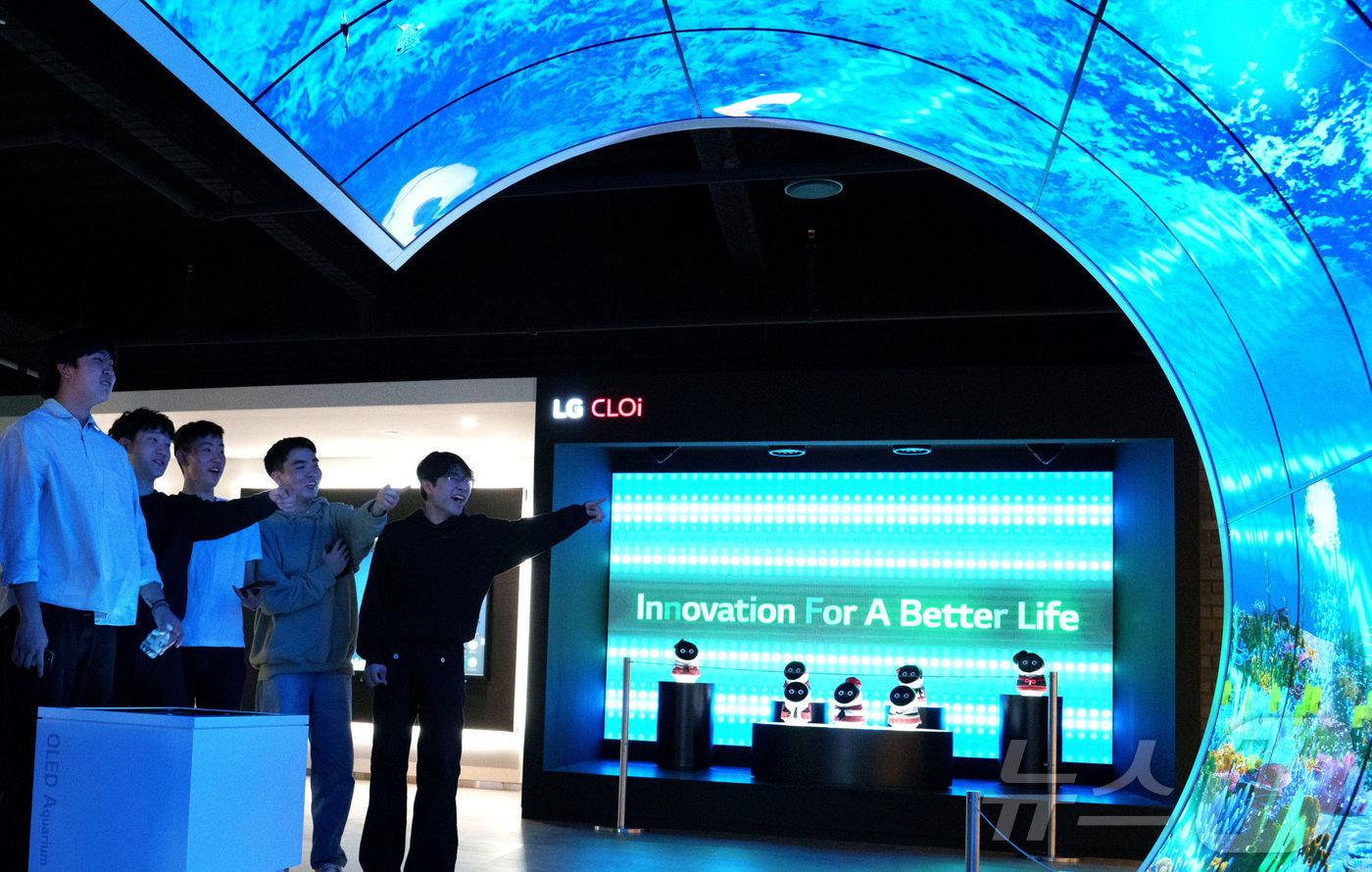 (서울=뉴스1) = 21일(현지시간) LG전자 북미법인 본사를 방문한 미국 프린스턴대 학생들이 LG전자의 올레드 플렉서블 사이니지로 만들어진 체험존을 살펴보고 있다. (LG전자 제 …