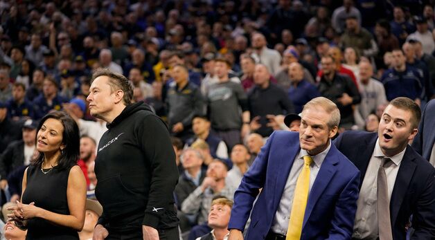 [포토] 일어 나서 NCAA 레슬링 챔피언십 관람하는 머스크
