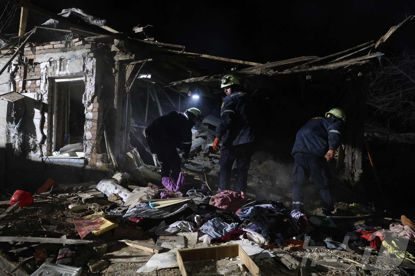 (자포리자 AFP=뉴스1) 우동명 기자 = 21일(현지시간) 우크라이나 자포리자에서 러시아 군의 포격을 받아 쑥대밭이 된 건물이 보인다. 2025.03,23ⓒ AFP=뉴스1