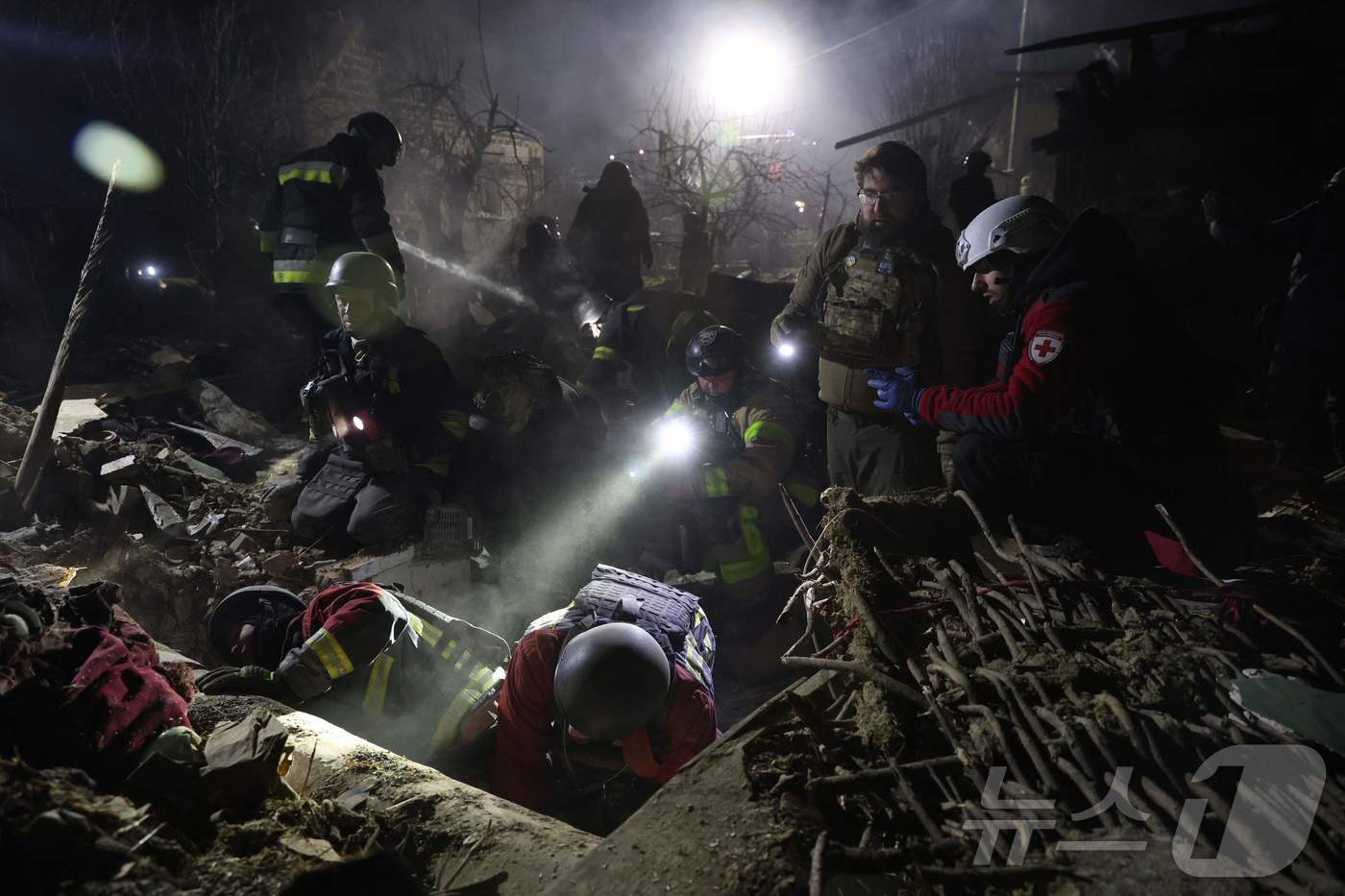 (자포리자 AFP=뉴스1) 우동명 기자 = 21일(현지시간) 우크라이나 자포리자에서 러시아 군의 포격을 받아 쑥대밭이 된 건물서 긴급 요원들이 수색을 하고 있다. 2025.03,2 …