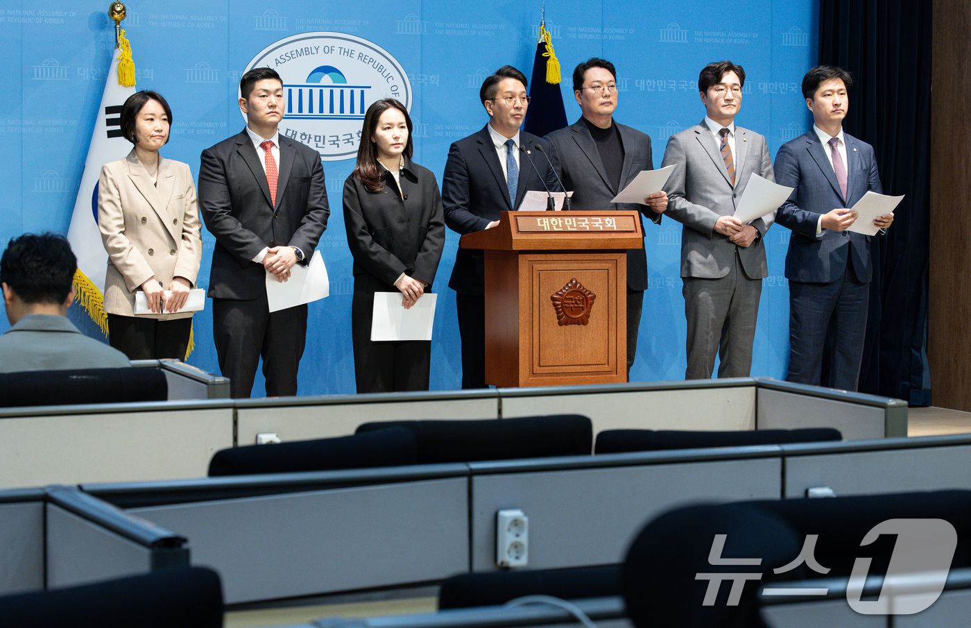 (서울=뉴스1) 이재명 기자 = 전용기 더불어민주당 의원을 비롯한 의원들이 23일 오전 서울 여의도 국회 소통관에서 '더 나은 연금개혁을 요구하는 국회의원' 긴급 기자회견을 하고 …