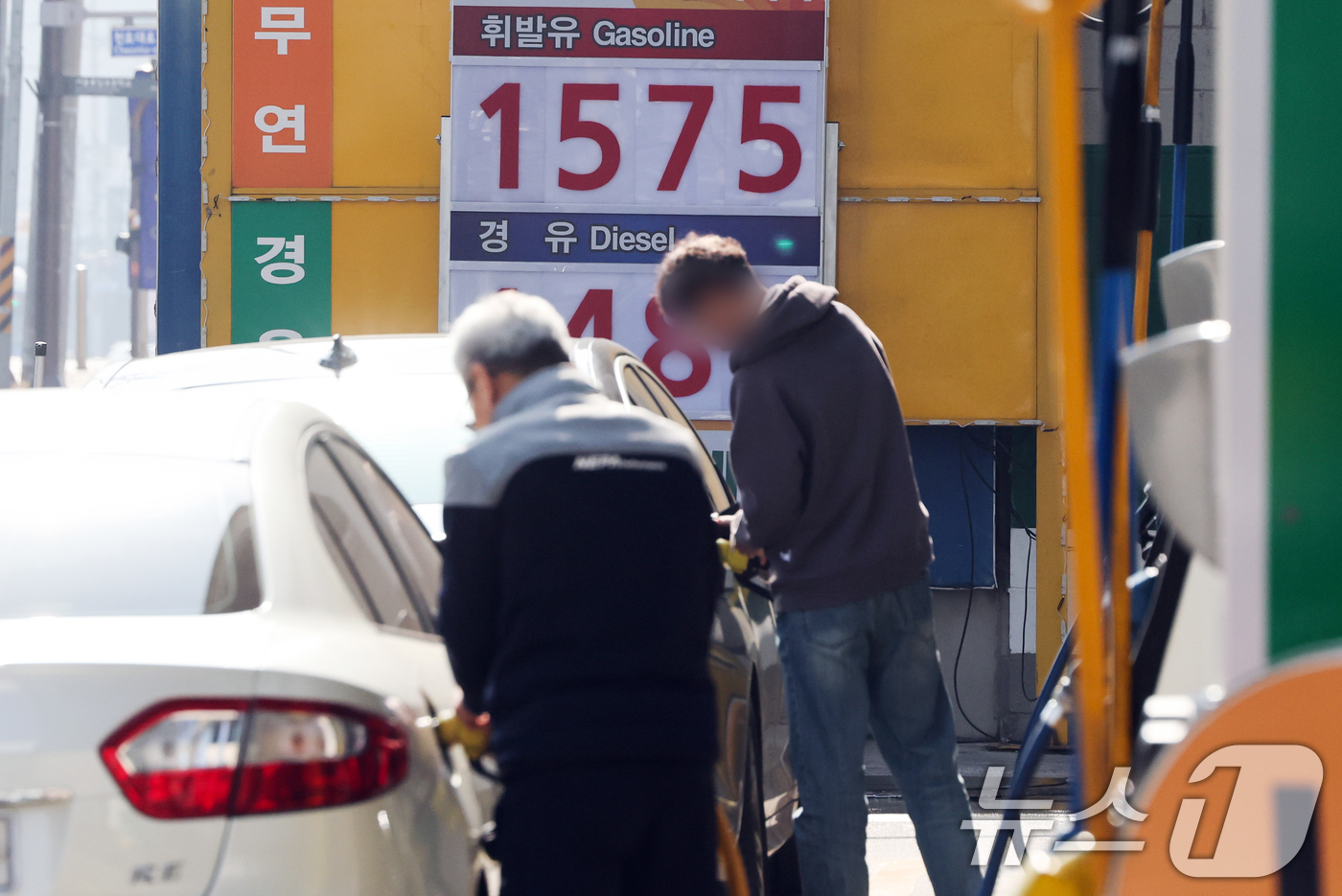 (서울=뉴스1) 허경 기자 = 전국 주유소 휘발유와 경유 가격이 각각 7주, 6주 연속 하락한 23일 서울 도심의 한 주유소에 휘발유와 경유 가격이 표시되어 있다.한국석유공사 유가 …