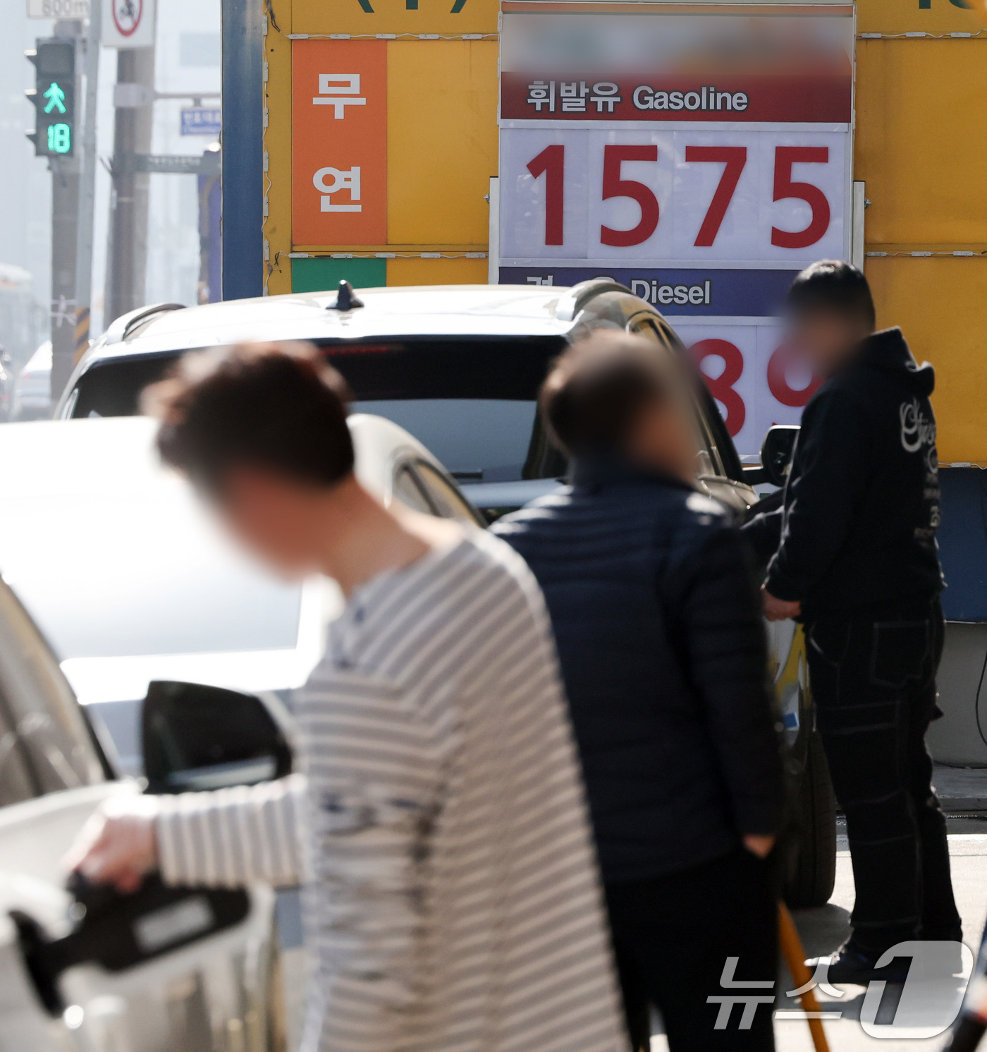 (서울=뉴스1) 허경 기자 = 전국 주유소 휘발유와 경유 가격이 각각 7주, 6주 연속 하락한 23일 서울 도심의 한 주유소에 휘발유와 경유 가격이 표시되어 있다.한국석유공사 유가 …