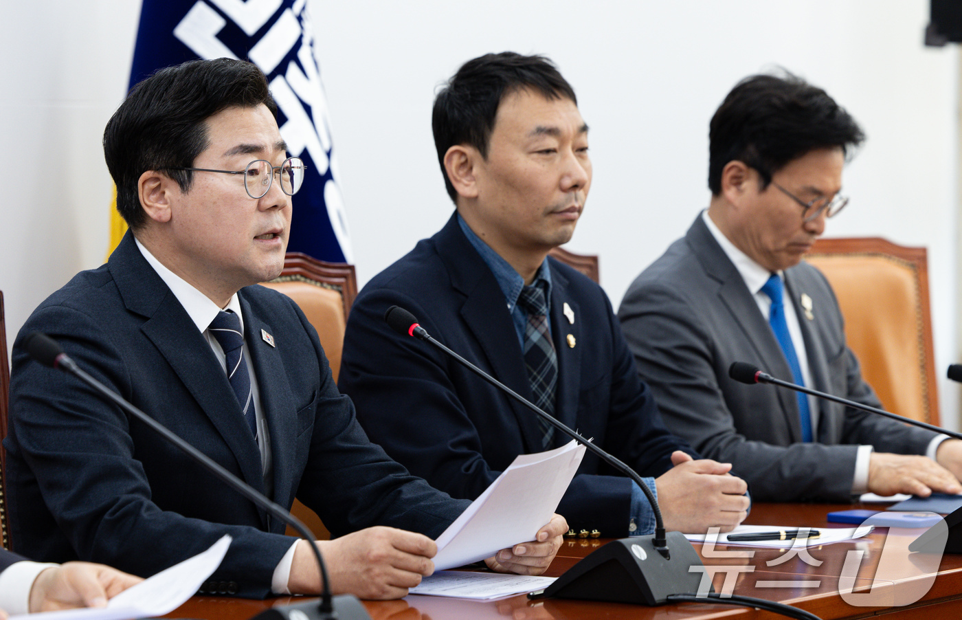 (서울=뉴스1) 이재명 기자 = 박찬대 더불어민주당 원내대표가 23일 오전 서울 여의도 국회에서 열린 기자간담회에서 발언을 하고 있다. 2025.3.23/뉴스1