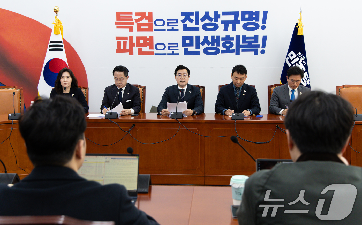 (서울=뉴스1) 이재명 기자 = 박찬대 더불어민주당 원내대표가 23일 오전 서울 여의도 국회에서 열린 기자간담회에서 발언을 하고 있다. 2025.3.23/뉴스1