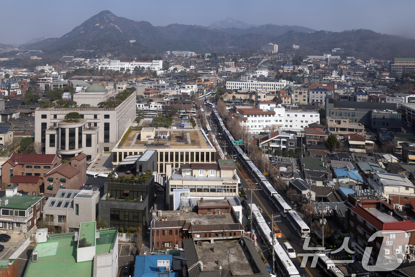 (서울=뉴스1) 이승배 기자 = '12·3 비상계엄' 관련 한덕수 국무총리의 탄핵 심판 사건 선고를 하루 앞둔 23일 서울 종로구 헌법재판소 일대에 경찰 차벽이 둘러져 있다. 20 …