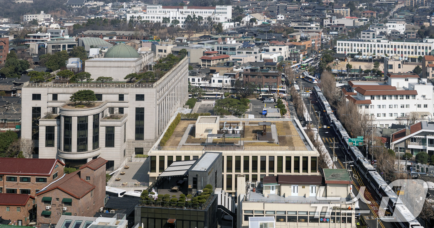 (서울=뉴스1) 이승배 기자 = '12·3 비상계엄' 관련 한덕수 국무총리의 탄핵 심판 사건 선고를 하루 앞둔 23일 서울 종로구 헌법재판소 일대에 경찰 차벽이 둘러져 있다.202 …