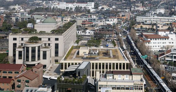 탄핵심판 선고 앞둔 헌재 주변은 경찰 차벽으로 진공상태
