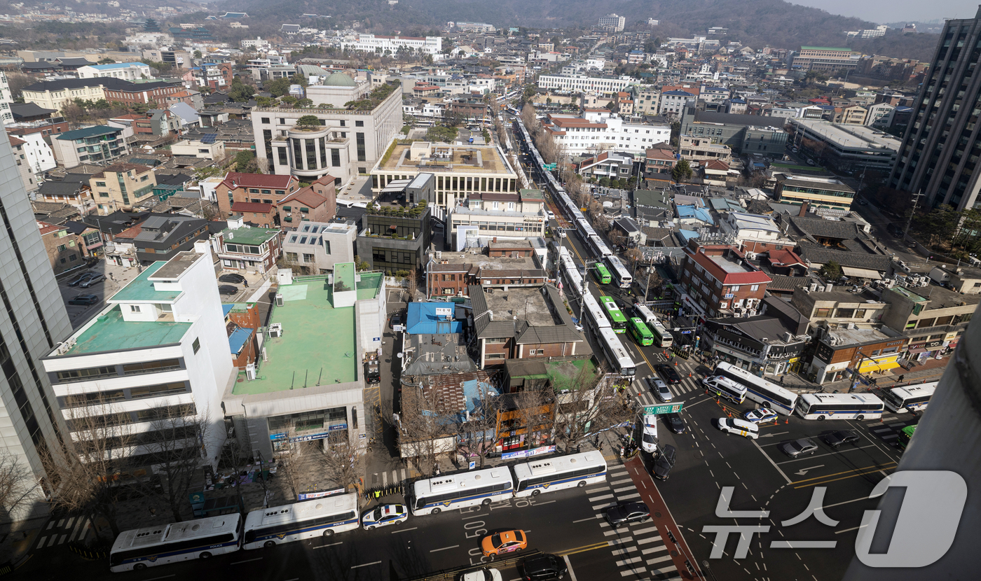 (서울=뉴스1) 이승배 기자 = '12·3 비상계엄' 관련 한덕수 국무총리의 탄핵 심판 사건 선고를 하루 앞둔 23일 서울 종로구 헌법재판소 일대에 경찰 차벽이 둘러져 있다. 20 …