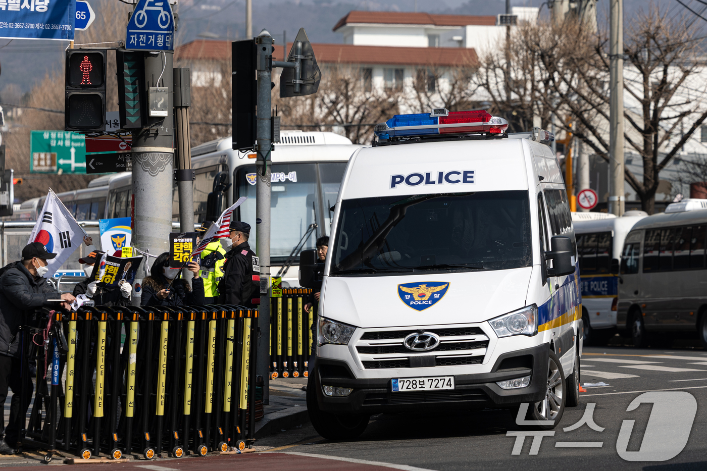 (서울=뉴스1) 이승배 기자 = '12·3 비상계엄' 관련 한덕수 국무총리의 탄핵 심판 사건 선고를 하루 앞둔 23일 서울 종로구 헌법재판소 주변에 경찰 차량들이 차벽을 이루고 있 …