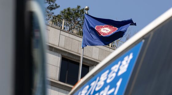 헌법재판소에도 경찰 차벽 '한 총리 선고 하루 앞으로'