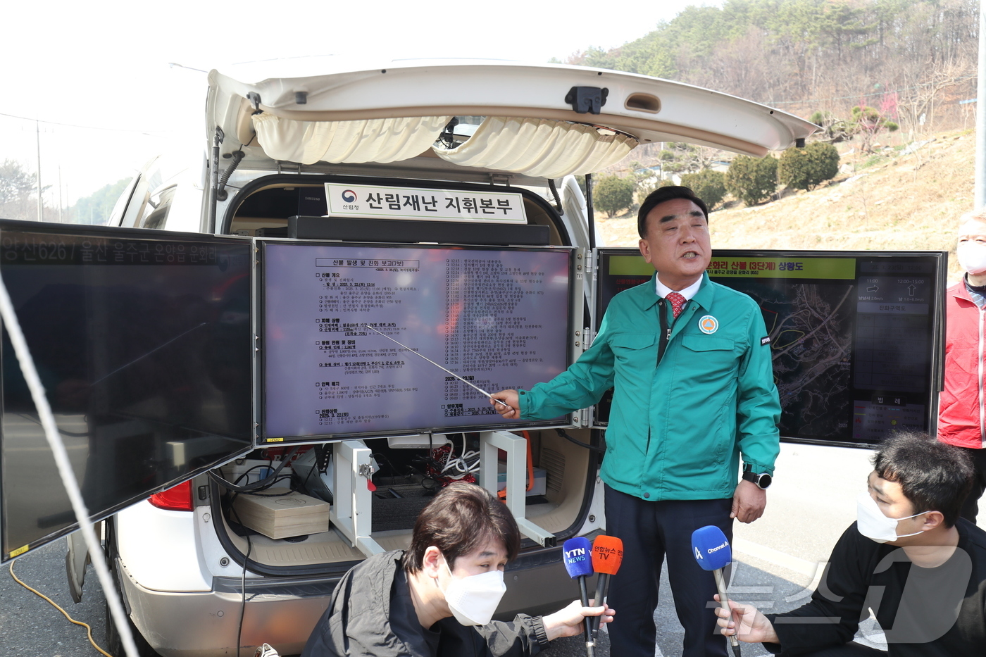 (울산=뉴스1) 김세은 기자 = 김두겸 울산시장이 23일 오후 울산 울주군 온양읍 온화리에서 산불 관련 브리핑을 하고 있다. 2025.3.23/뉴스1