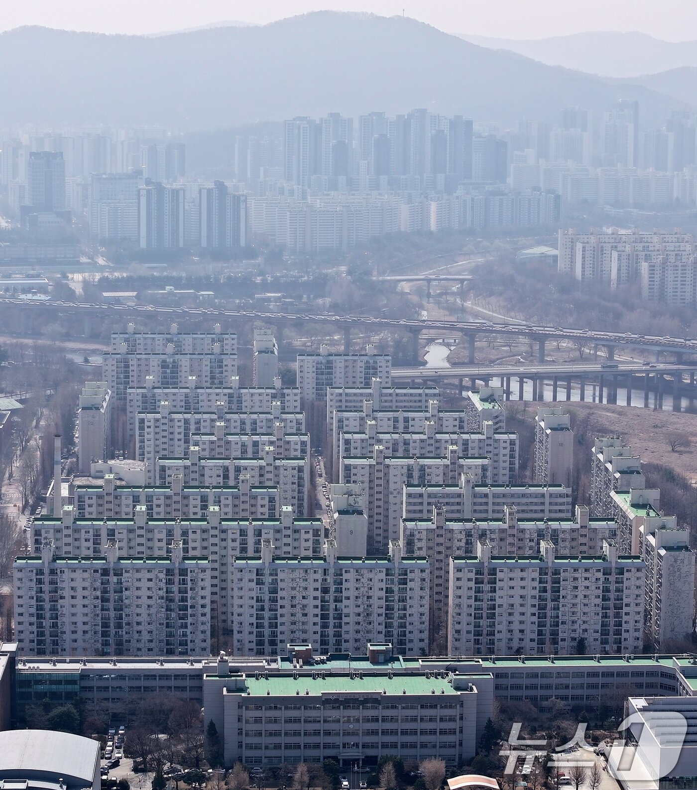 본문 이미지 - 서울 송파구 아파트 단지. 2025.3.20/뉴스1 ⓒ News1 김진환 기자