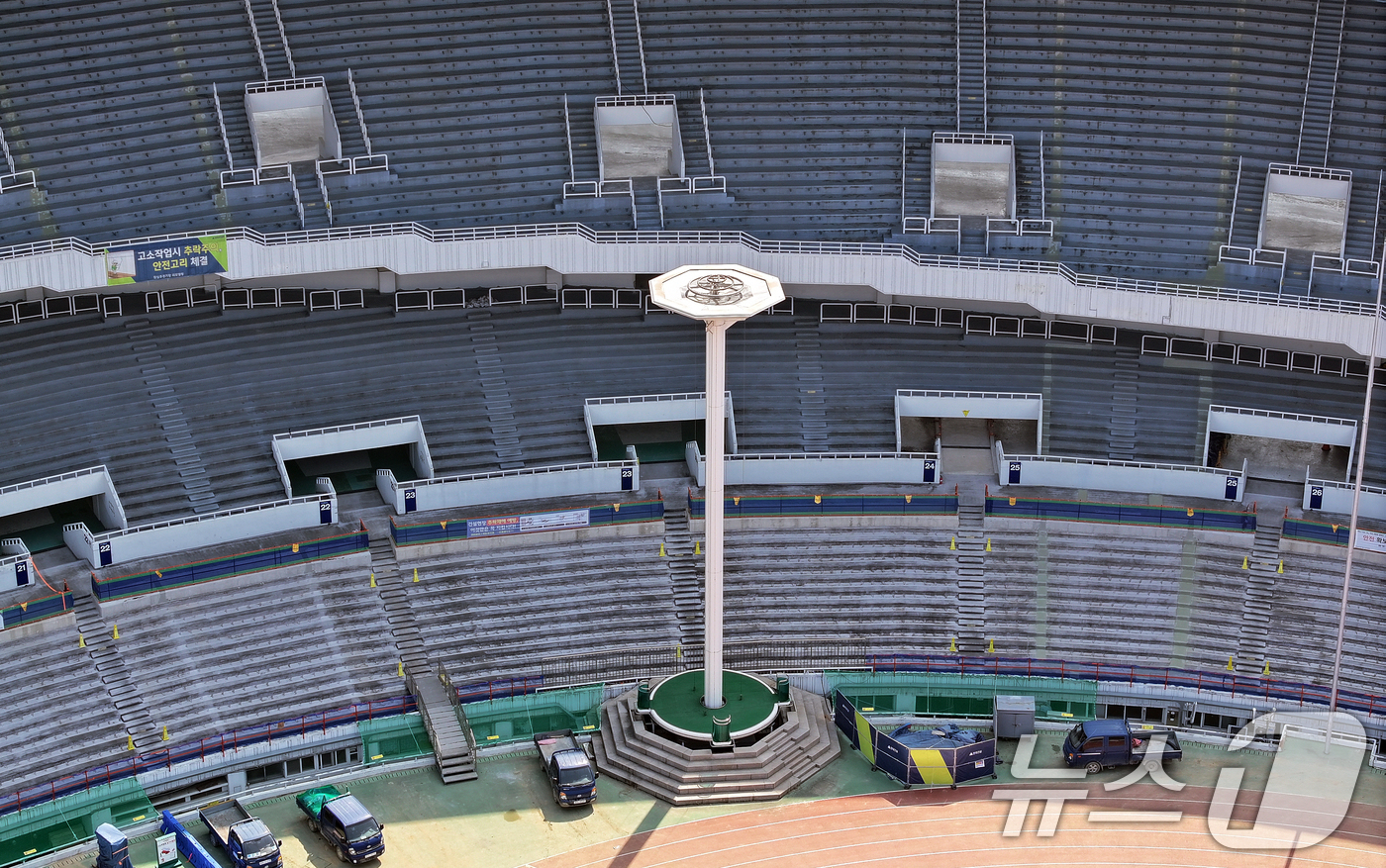 (서울=뉴스1) 김진환 기자 = 23일 서울 송파구 잠실종합운동장 올림픽주경기장에서 리모델링 공사가 진행되고 있다.지난 1988년 서울 올림픽 개최 이후 40여년 만에 리모델링 되 …