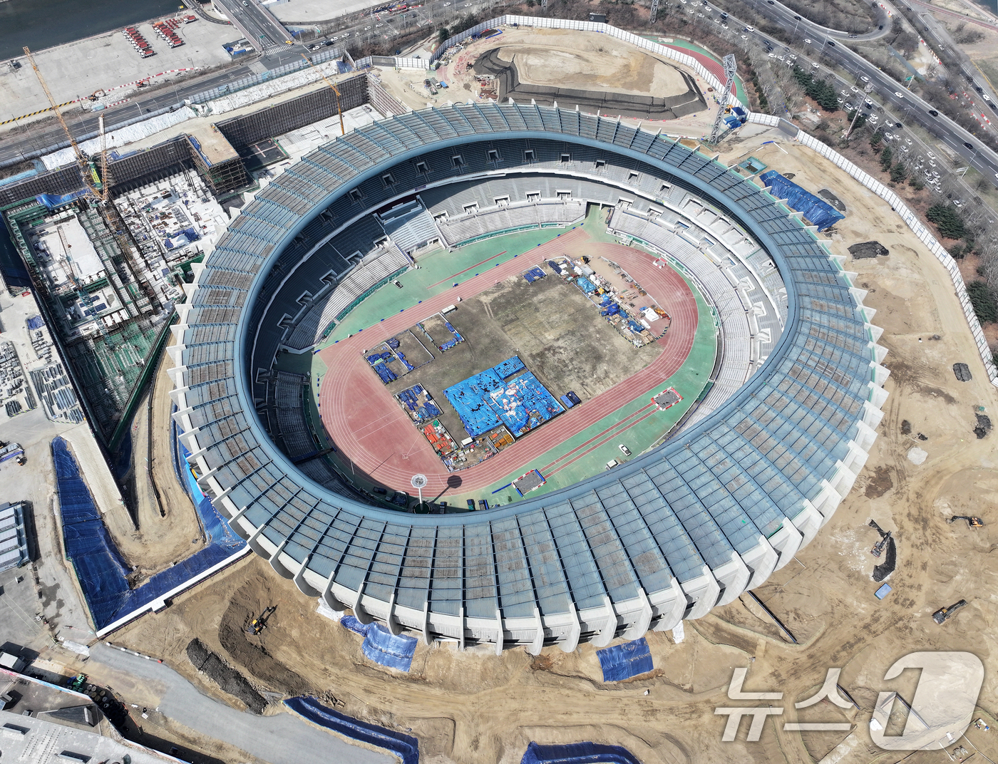 (서울=뉴스1) 김진환 기자 = 23일 서울 송파구 잠실종합운동장 올림픽주경기장에서 리모델링 공사가 진행되고 있다.지난 1988년 서울 올림픽 개최 이후 40여년 만에 리모델링 되 …