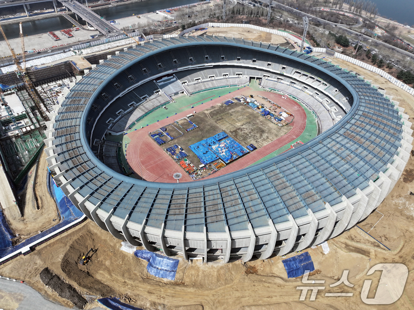 (서울=뉴스1) 김진환 기자 = 23일 서울 송파구 잠실종합운동장 올림픽주경기장에서 리모델링 공사가 진행되고 있다.지난 1988년 서울 올림픽 개최 이후 40여년 만에 리모델링 되 …