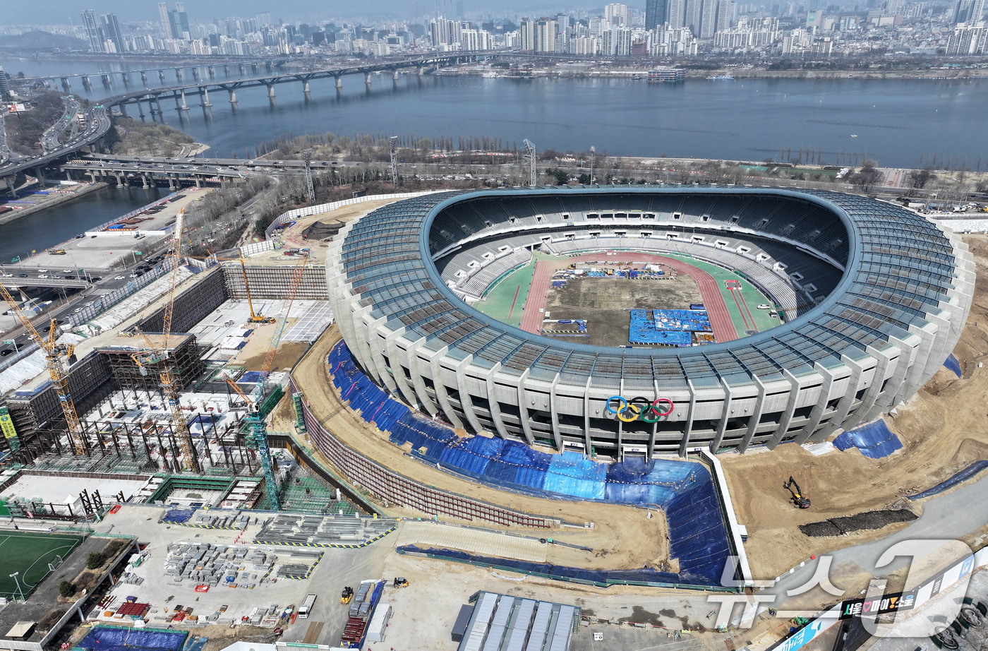 (서울=뉴스1) 김진환 기자 = 23일 서울 송파구 잠실종합운동장 올림픽주경기장에서 리모델링 공사가 진행되고 있다.지난 1988년 서울 올림픽 개최 이후 40여년 만에 리모델링 되 …