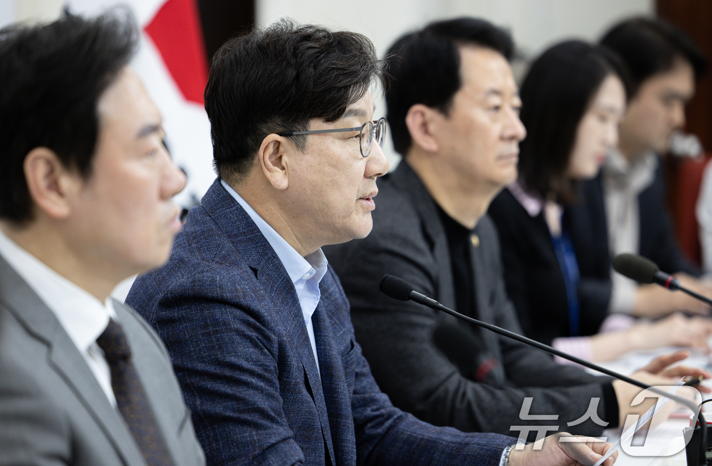 (서울=뉴스1) 이재명 기자 = 권성동 국민의힘 원내대표가 23일 오후 서울 여의도 국회에서 열린 현안 기자간담회에서 발언을 하고 있다. 2025.3.23/뉴스1