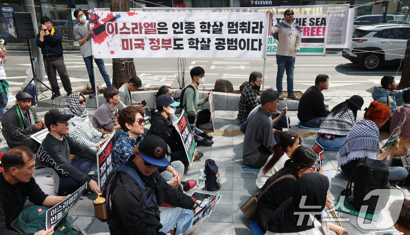 (서울=뉴스1) 김명섭 기자 = 23일 서울시 종로구 교보문고 앞에서 열린 '팔레스타인과연대하는사람들'이 이스라엘의 전쟁 재개 규탄 집회를 하고 있다. 205.3.23/뉴스1 20 …