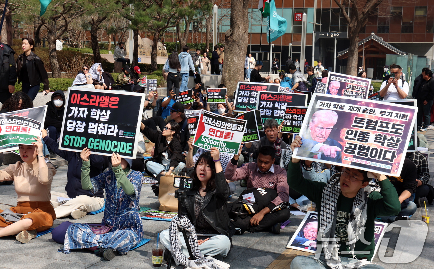 (서울=뉴스1) 김명섭 기자 = 23일 서울시 종로구 교보문고 앞에서 열린 '팔레스타인과연대하는사람들'이 이스라엘의 전쟁 재개 규탄 집회를 하고 있다. 205.3.23/뉴스1 20 …
