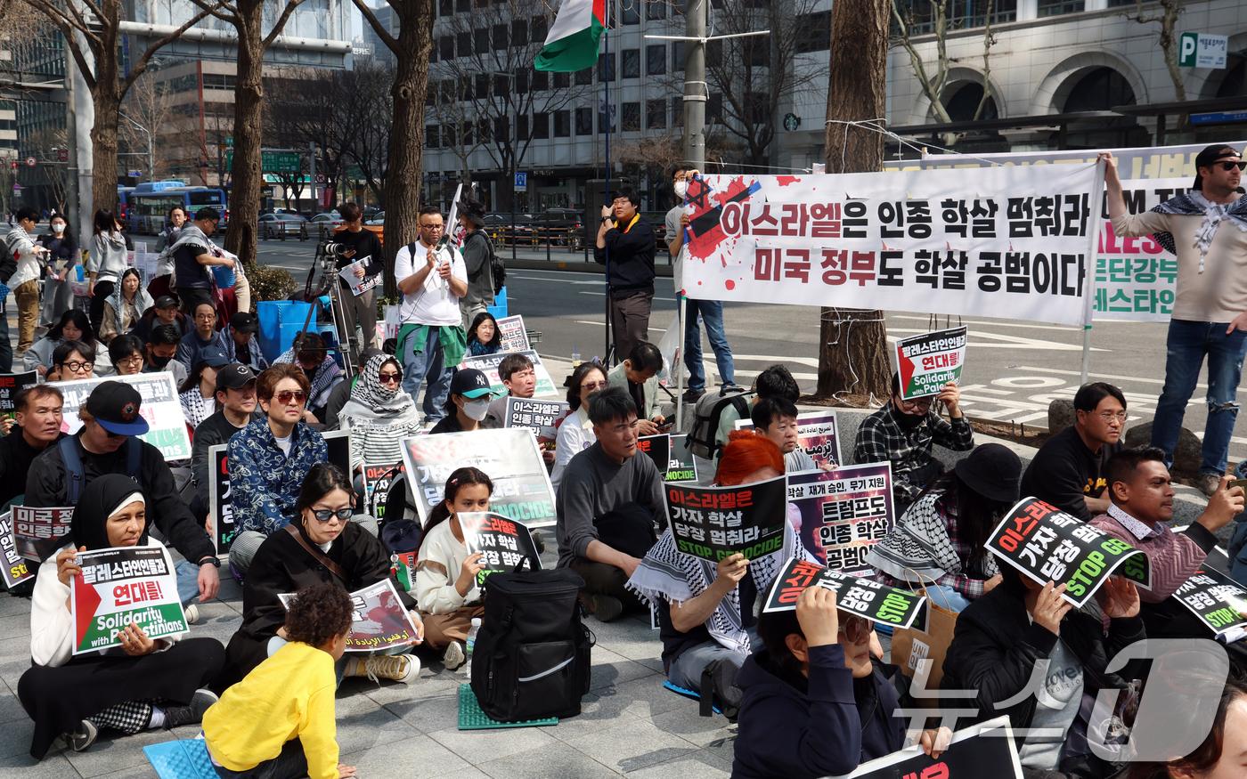 (서울=뉴스1) 김명섭 기자 = 23일 서울시 종로구 교보문고 앞에서 열린 '팔레스타인과연대하는사람들'이 이스라엘의 전쟁 재개 규탄 집회를 하고 있다. 205.3.23/뉴스1 20 …