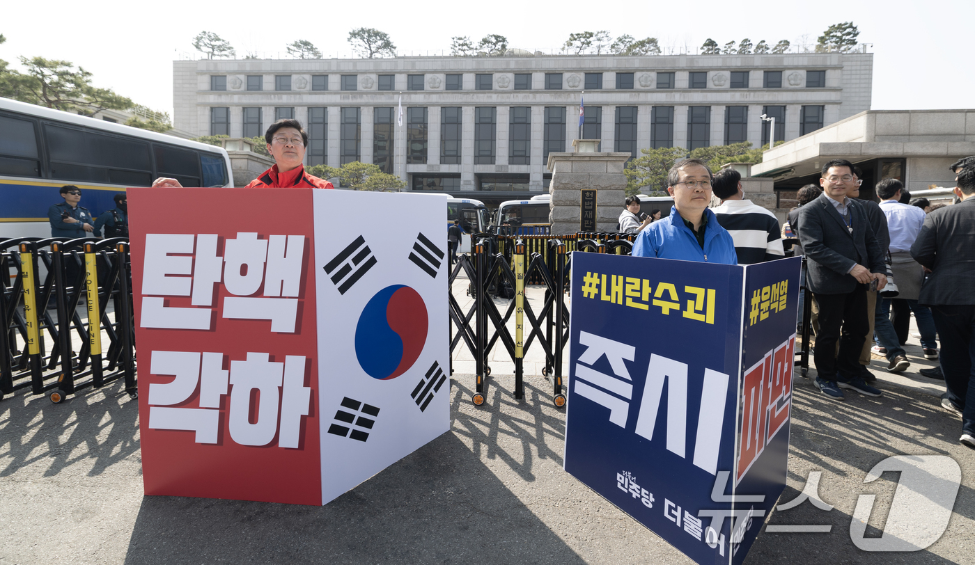 (서울=뉴스1) 이승배 기자 = '12·3 비상계엄' 관련 한덕수 국무총리의 탄핵 심판 사건 선고를 하루 앞둔 23일 서울 종로구 헌법재판소 앞에서 국민의힘, 더불어민주당 관계자들 …