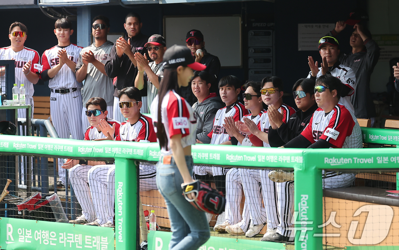 (서울=뉴스1) 김진환 기자 = 23일 서울 송파구 잠실야구장에서 열린 '2025 신한 SOL 뱅크 KBO리그' 롯데 자이언츠와 LG 트윈스의 경기, 더그아웃 LG 선수들이 시구를 …